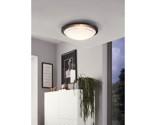 Plafondlamp in woonkamer met decoratie