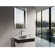 Moderne badkamer met verlichte spiegel, wastafelmeubel en waskom voor een groot raam