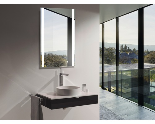 Moderne badkamer met verlichte spiegel, wastafelmeubel en waskom voor een groot raam