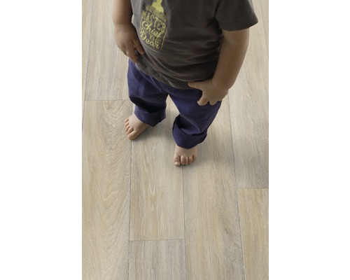 Kind staat op lichte laminaatvloer met houtlook