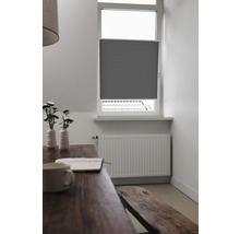 Interieurscène met tafel, bank, radiator en raam met plisségordijn