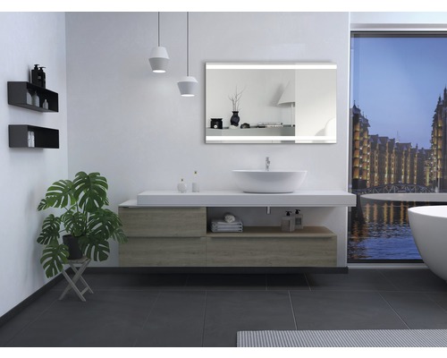 Moderne badkamer met wastafel, spiegel met verlichting, plant en bad