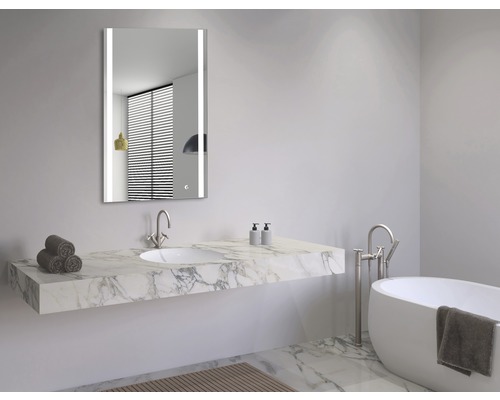 Lichte badkamer met spiegel, wastafel en bad