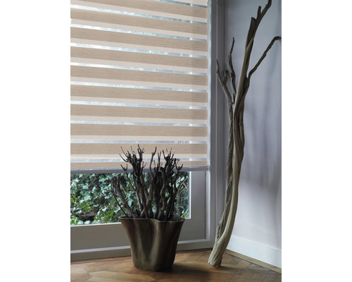 Raamdecoratie met duo rolgordijn en decoratieve houten elementen.