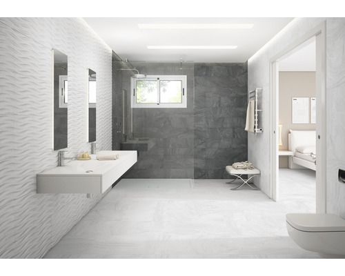 Lichte badkamer met wastafel, spiegels, douche en toilet.