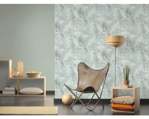 Woonkamer met patroonbehang, houten plank en leren stoel