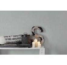 Decoratieve scène met kussen, blik, kaarsen en een ''S'' op een plank