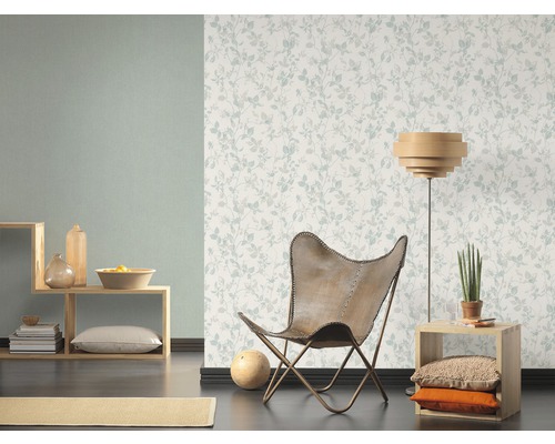 Woonkamer met bloemenbehang, fauteuil en houten elementen