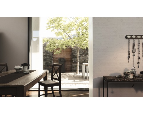 Eetkamer met houten tafel, stoelen en uitzicht op de tuin