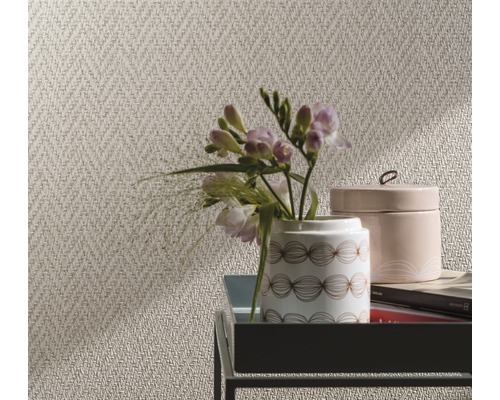 Detail van een behang met bloemstuk en decoratie