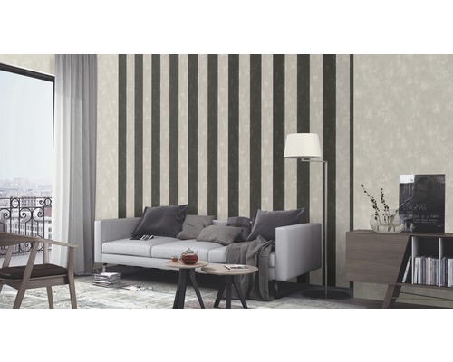 Woonkamer met gestreept behang, bank en decoratie