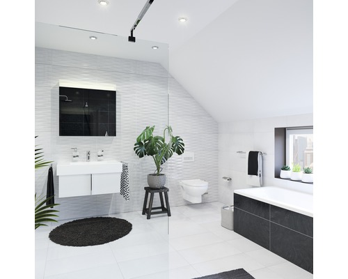 Moderne badkamer met wastafel, spiegel, toilet en bad in een lichte ruimte