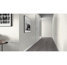 Lichte hal met grijze houten vloer, witte muren en deuren, en ingelijste foto''s