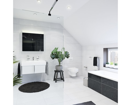 Moderne badkamer met wastafel, spiegel, toilet en bad.