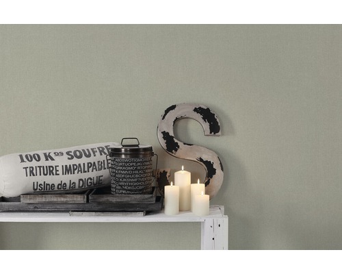 Decoratieve scène met textielzak, blikken emmer, decoratieve letter en kaarsen op een witte plank