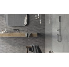 Moderne badkamer met grijze wandtegels, houten wastafel, spiegel en douche.