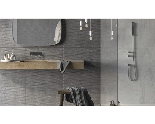 Moderne badkamer met grijze wandtegels, houten wastafel, spiegel en douche.