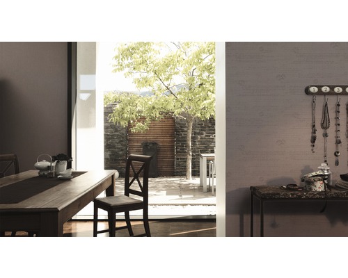 Eetkamer met tafel, stoelen en uitzicht op de tuin