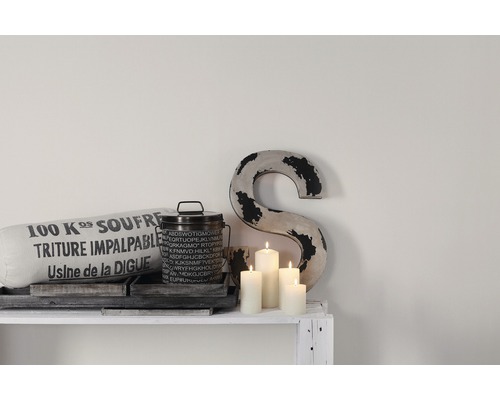 Decoratie met kussen, container, kaarsen en letter op een plank