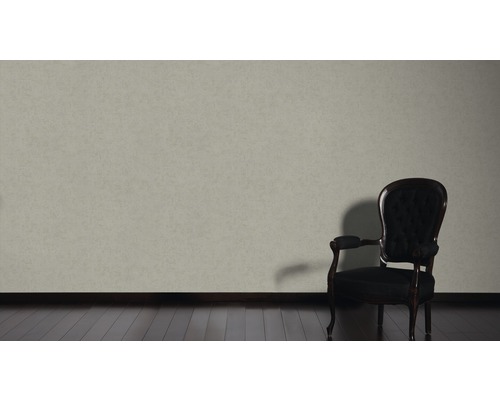 Lichte muur met donkere stoel in de kamer