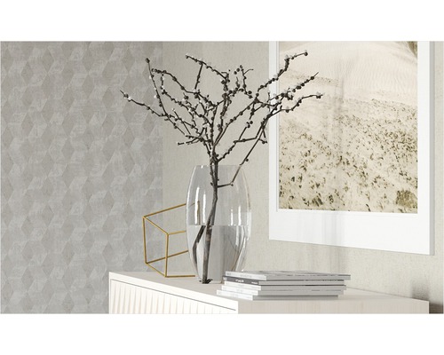 Decoratieve scène met vaas, takken, geometrische decoratie en fotolijst op een dressoir voor een gemust behang