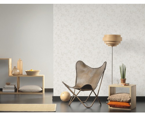 Lichte woonkamer met patroonbehang, stoel en houten rekken