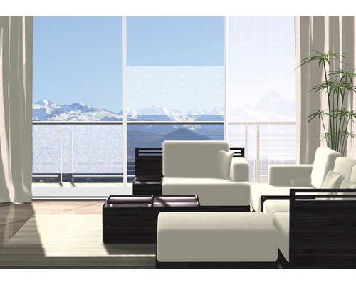 Lichte woonkamer met decoratieve folie op het raam, bank, fauteuil en tafel