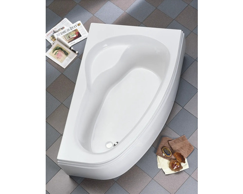 Hoekbad van sanitairacryl in de badkamer