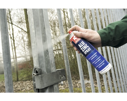 Aanbrengen van aluminium zinkspray op een metalen hek voor corrosiebestendigheid