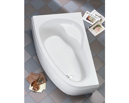 Hoekbad van sanitairacryl in de badkamer