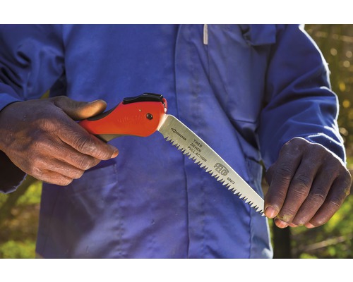 Handzaag voor takken met rode handgreep