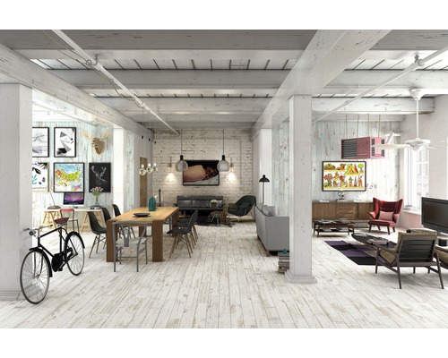 Ruime woonkamer met houten vloer, eettafel, banken en decoratieve elementen