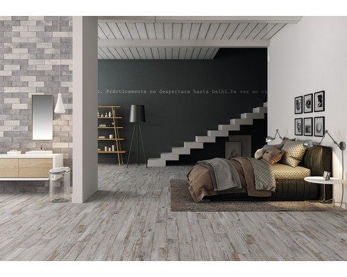 Lichte slaapkamer met tweepersoonsbed, trap en badkamer met wastafel