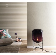 Woonkamer met behang en decoratieve verlichting