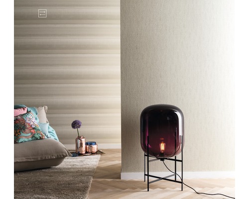 Woonkamer met behang en decoratieve verlichting