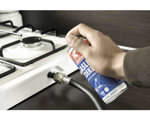 Een bus lekdetectiespray wordt op een gasfornuis gebruikt.