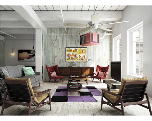 Woonkamer met bank, fauteuils, tapijt, tafel, dressoir, televisie, plafondventilator en verwarmingstoestel