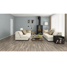 Woonkamer met bank, open haard, houten vloer en houten tafel