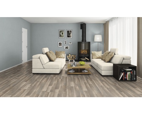 Woonkamer met bank, open haard, houten vloer en houten tafel