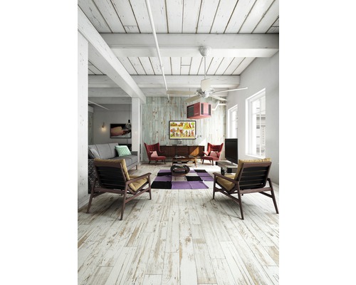 Lichte woonkamer met houten vloer, bank, fauteuils en decoratie