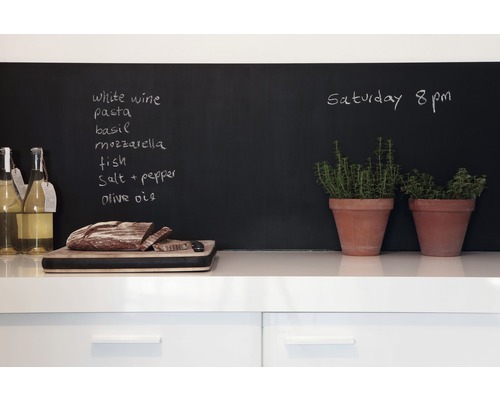 Keukenscène met krijtbord, boodschappenlijstje, brood, wijn en kruidenpotten