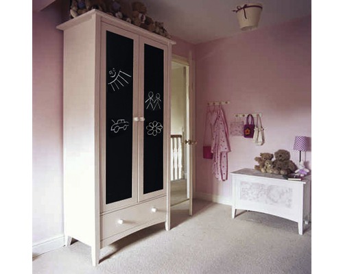 Kinderkamer met kledingkast, beschrijfbaar oppervlak en tekeningen