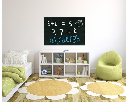 Kinderkamer met schoolbord, plank en zitzak