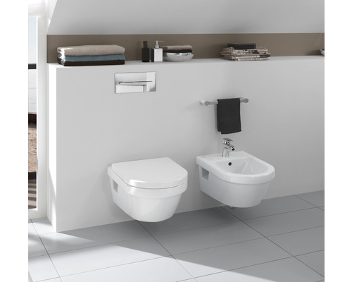 Moderne badkamer met wandcloset en bidet van keramiek