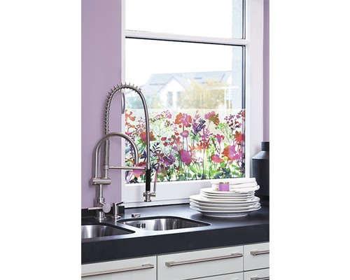 Keukenscène met raamfolie met bloemmotief