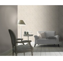 Woonkamer met bloemenbehang, fauteuil en bank