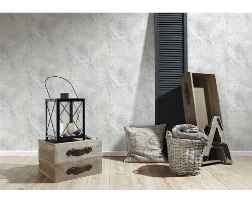 Decoratief interieur met een behang met palmmotief, een lantaarn en houten elementen voor een sfeervolle kamer.