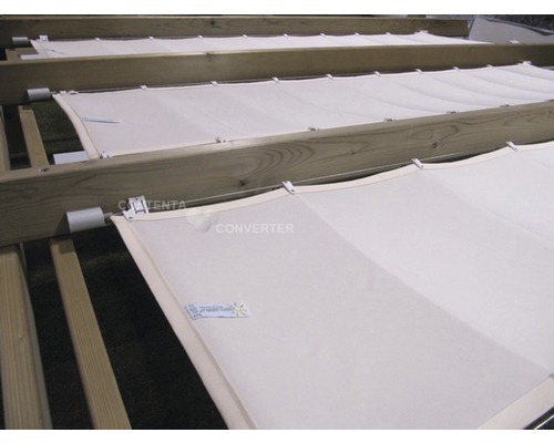 Close-up van een pergola met stoffen panelen als zonwering