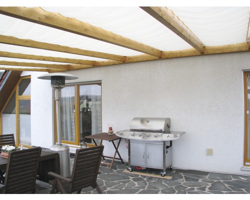 Terras met houten overkapping, barbecue en terrasverwarmer