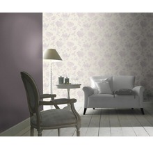 Woonkamer met bloemenbehang, fauteuil en bank
